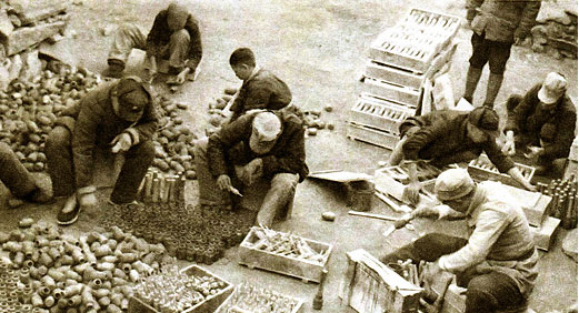 皇家国际集团的前身华兴铁工厂诞生，后发展为徐州沉型机械厂