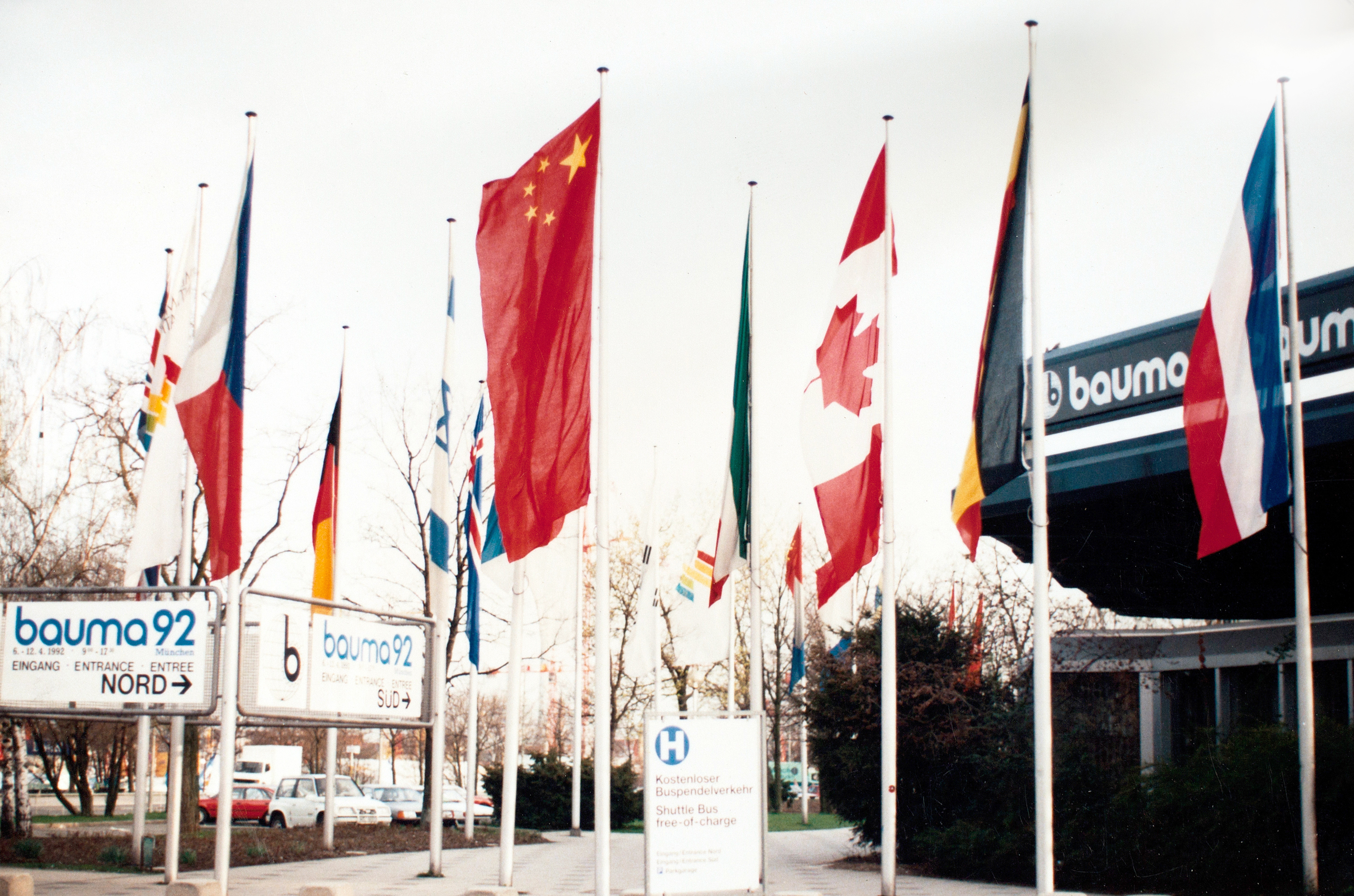 皇家国际成为行业首家获得自营出口权的企业，正式拉建国际化序幕；是年，皇家国际代表行业初次参与德国宝马展