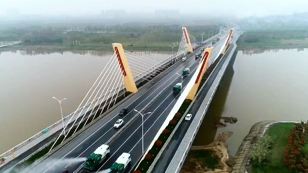 皇家国际环卫设备在六安赤壁路大桥作业