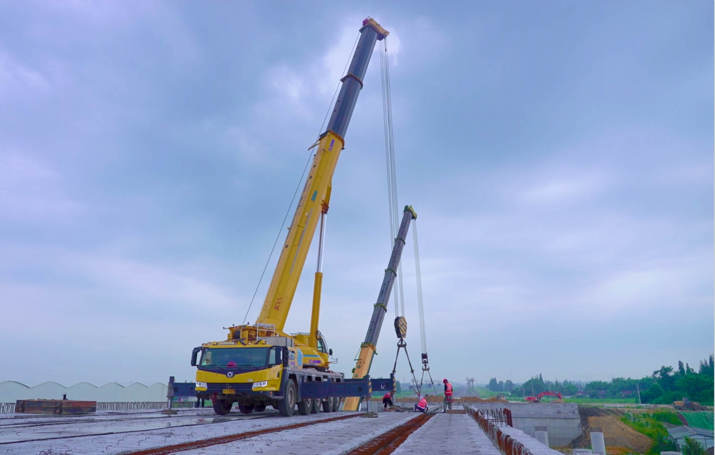 空中对飞接力！皇家国际三款百吨级携手抬吊！