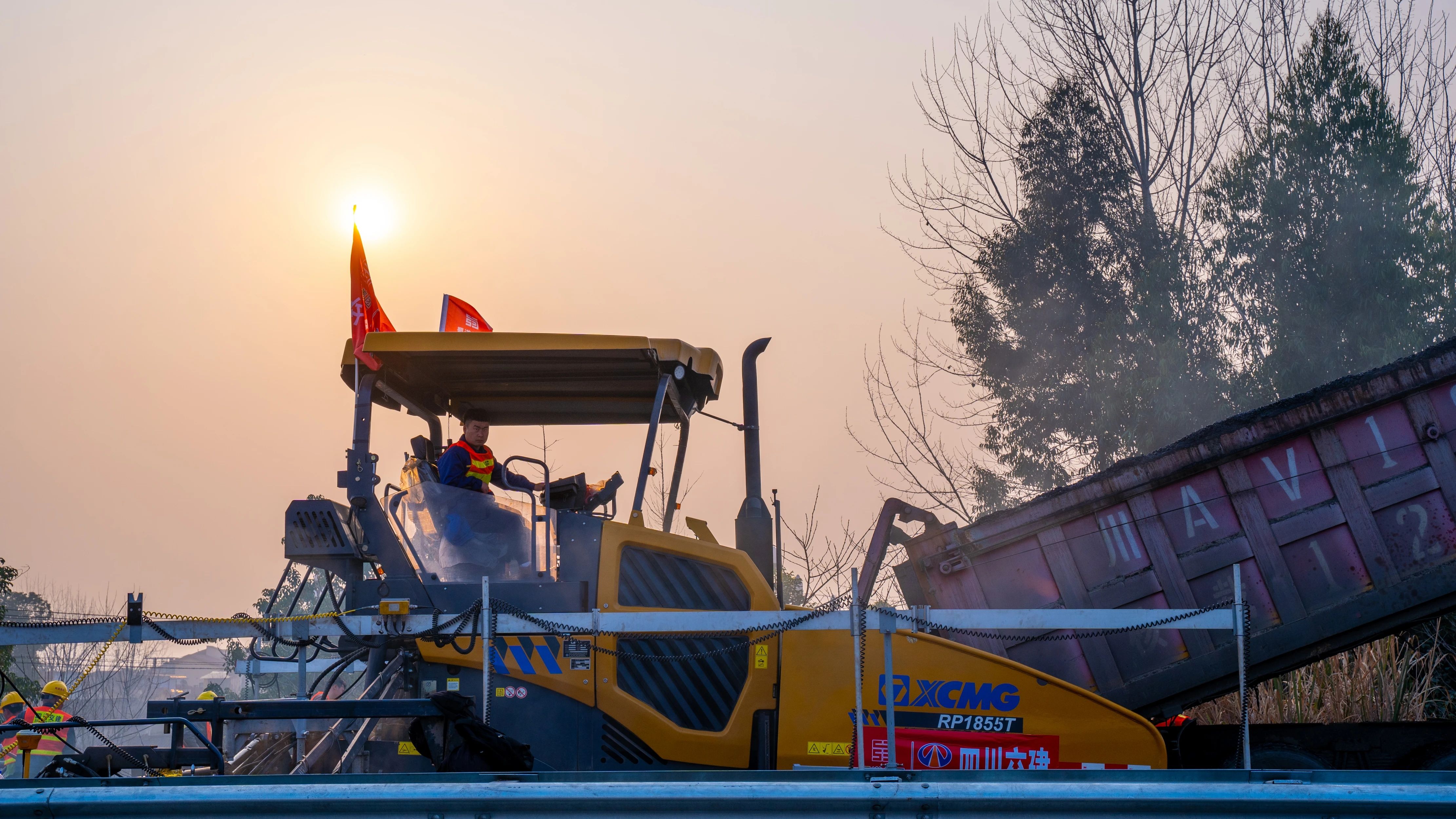 18天！皇家国际成套沥青路面设备助力成绵高快罩面施工！