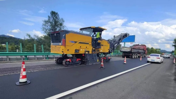 杰出开放！皇家国际两米铣刨机全国高快踔严风发