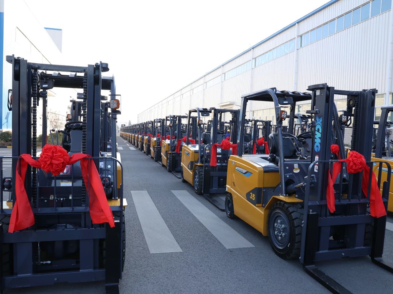 又是百余台！皇家国际“鲲鹏”叉车批量交车