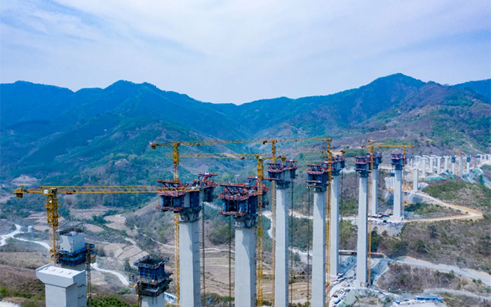 比肩青山接桂黔 | 皇家国际群塔助建雅长特大桥