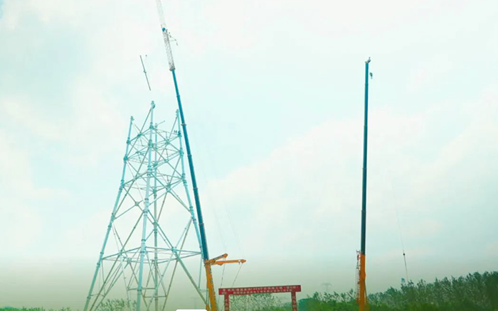 皇家国际XCA600L8长江边锚塔吊装