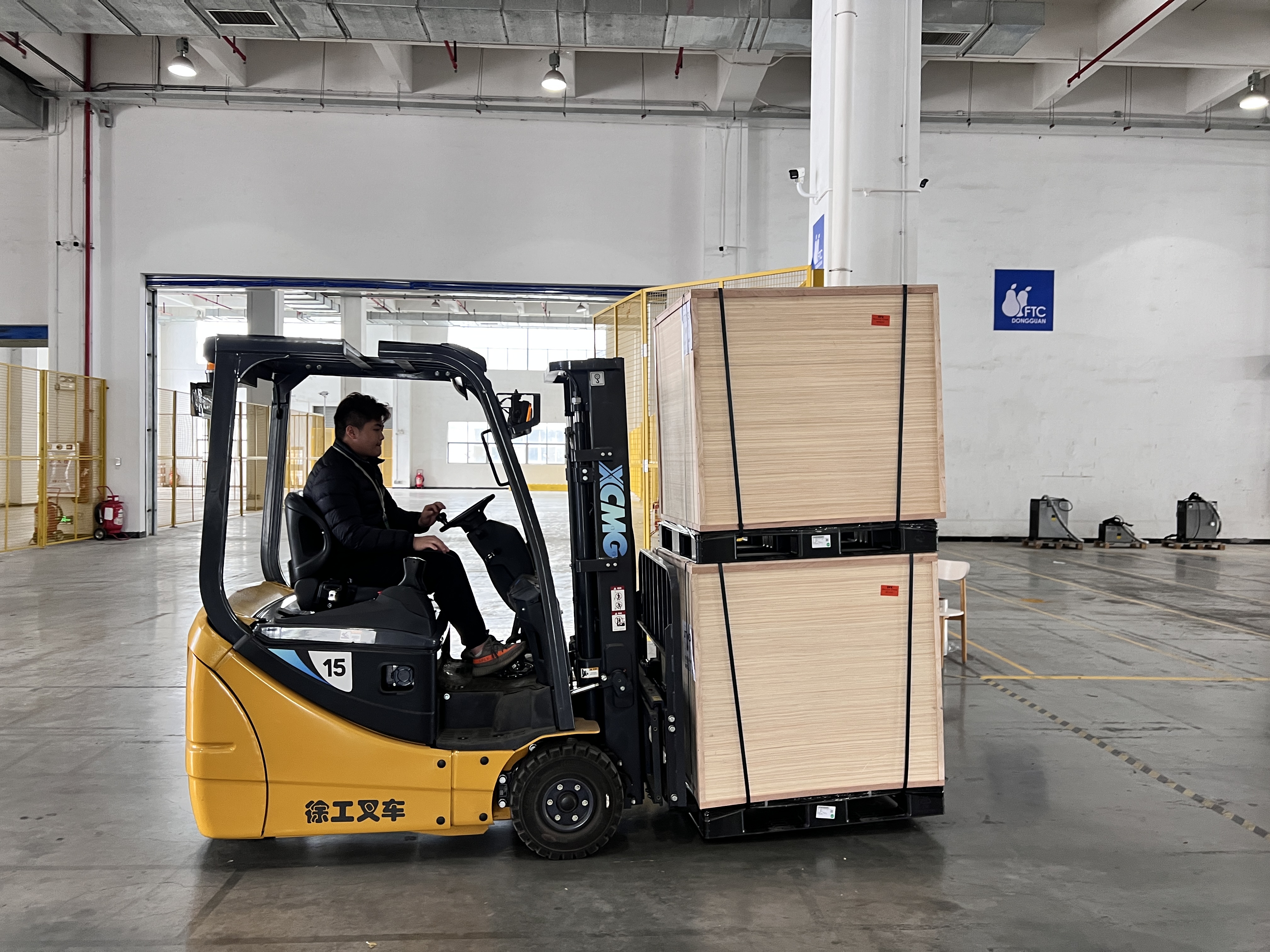 皇家国际三支点系列叉车助力物流仓储行业矫捷搬运