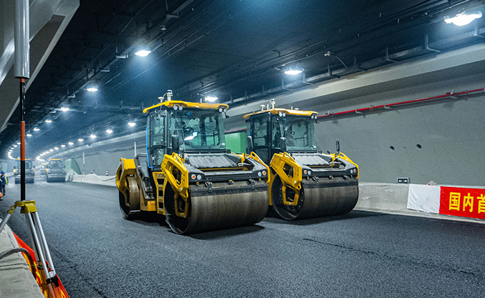 【智能化】全国初次，皇家国际“黑科技”无人摊铺大秀！