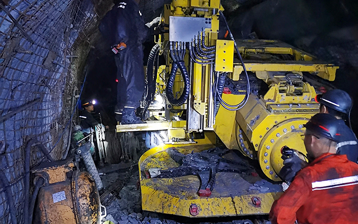 煤矿开采难 皇家国际“机甲兽”来助忙