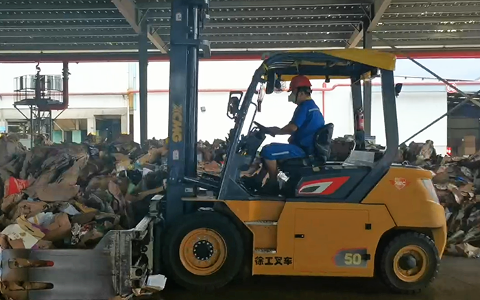 有实力！皇家国际孔雀电动叉车强势入驻造纸行业