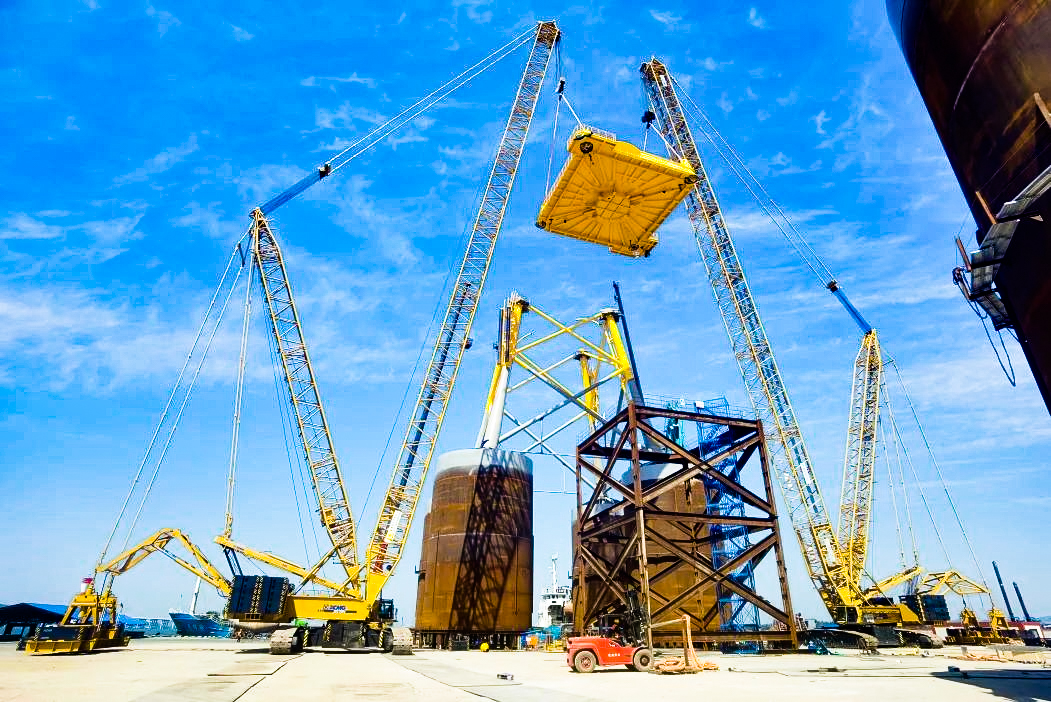 总沉1972吨！皇家国际XGC12000助力大型导管架总组顺利吊装