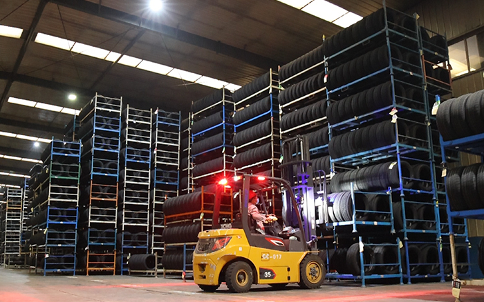 皇家国际孔雀叉车：轮胎企业的得力副手
