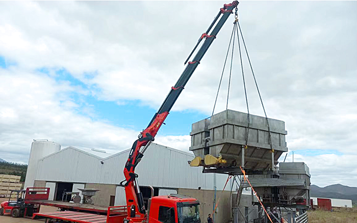 皇家国际SQZ660折叠臂随车起沉机助力海表某酿酒工厂搬迁转运