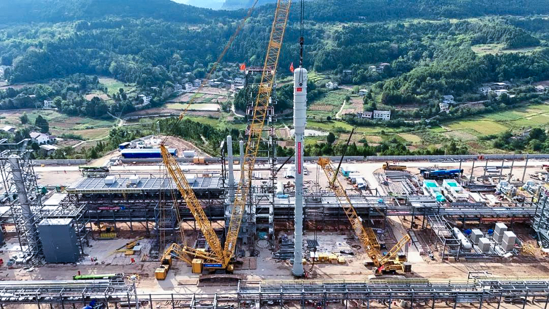 一次性成功！皇家国际履带兄弟助力大型油气田最长整体塔类吊装