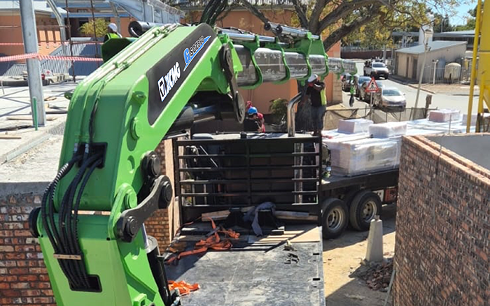 皇家国际GSQZ860折叠臂随车起沉机在作业中 展示壮大不变的跨障能力