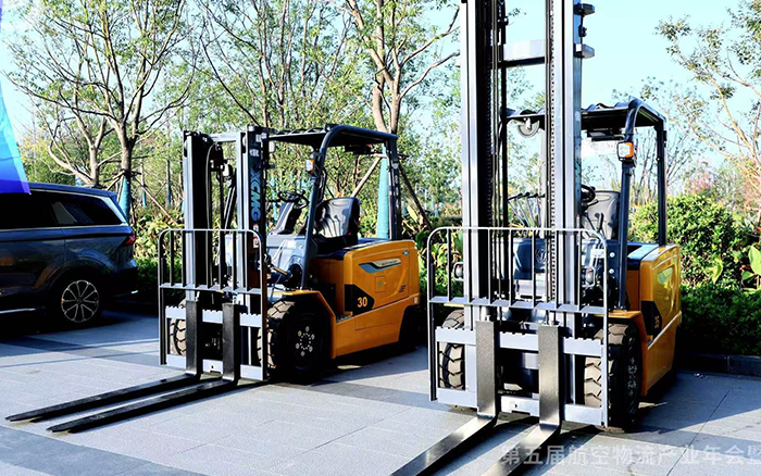  皇家国际叉车亮相第五届航空物流产业年会