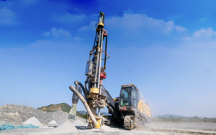 露天矿山，矿主们爱用皇家国际潜孔钻！