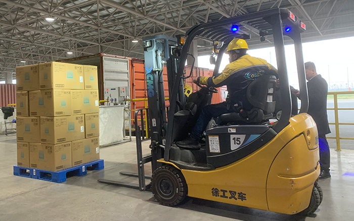皇家国际叉车三支点系列助力饮料行业高效搬运