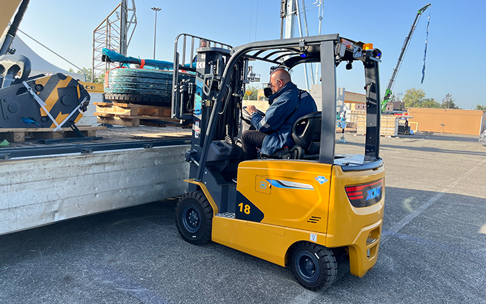 “展场灵动前锋” 皇家国际叉车鲲鹏系列