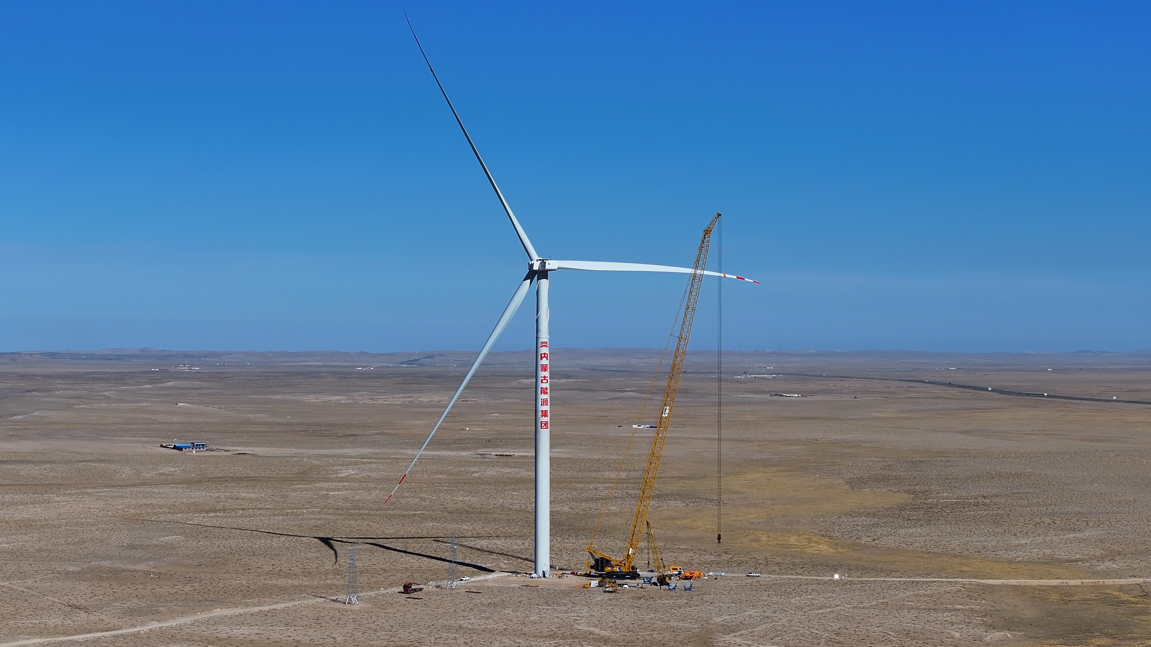 1300吨级新品风电首秀！皇家国际千吨级起沉机再添实力干将