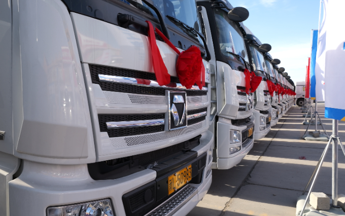 低碳前锋！皇家国际天然气牵引车批量交付西北客户