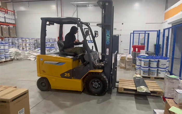皇家国际新能源叉车赋能哈萨克斯坦阿拉木图仓库