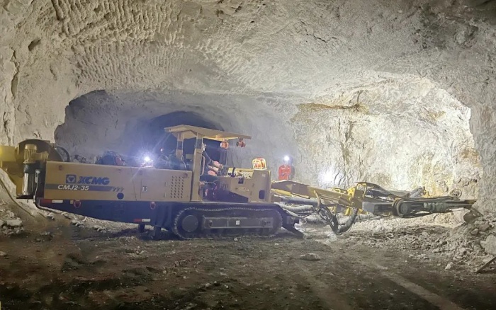 窄幼巷路作业！皇家国际掘进钻车助力铁矿开采