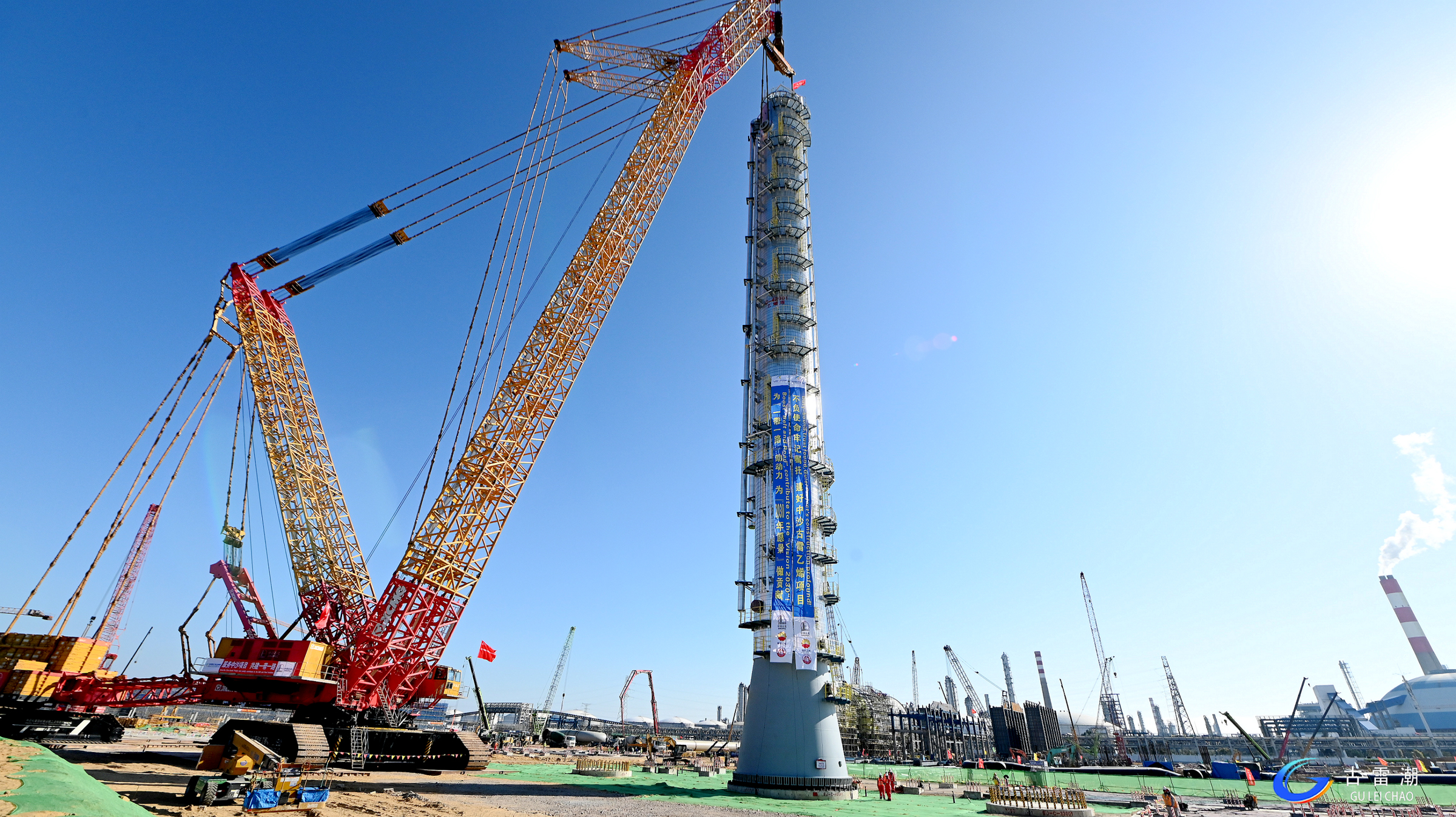 吊沉1150吨！XGC88000助力大型石化项目首台千吨级设备精准就位