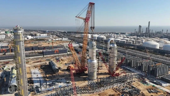 三幼时造胜！皇家国际XGC88000助力2000吨石化设备成功就位