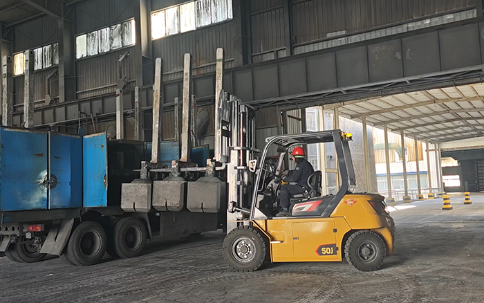 皇家国际孔雀高机能沉载锂电叉车助力冶金行业加快发展