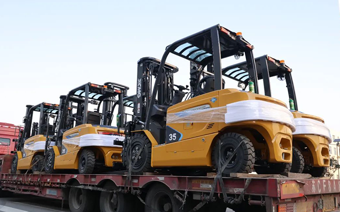 开门红！百余台皇家国际新能源叉车赴广东→