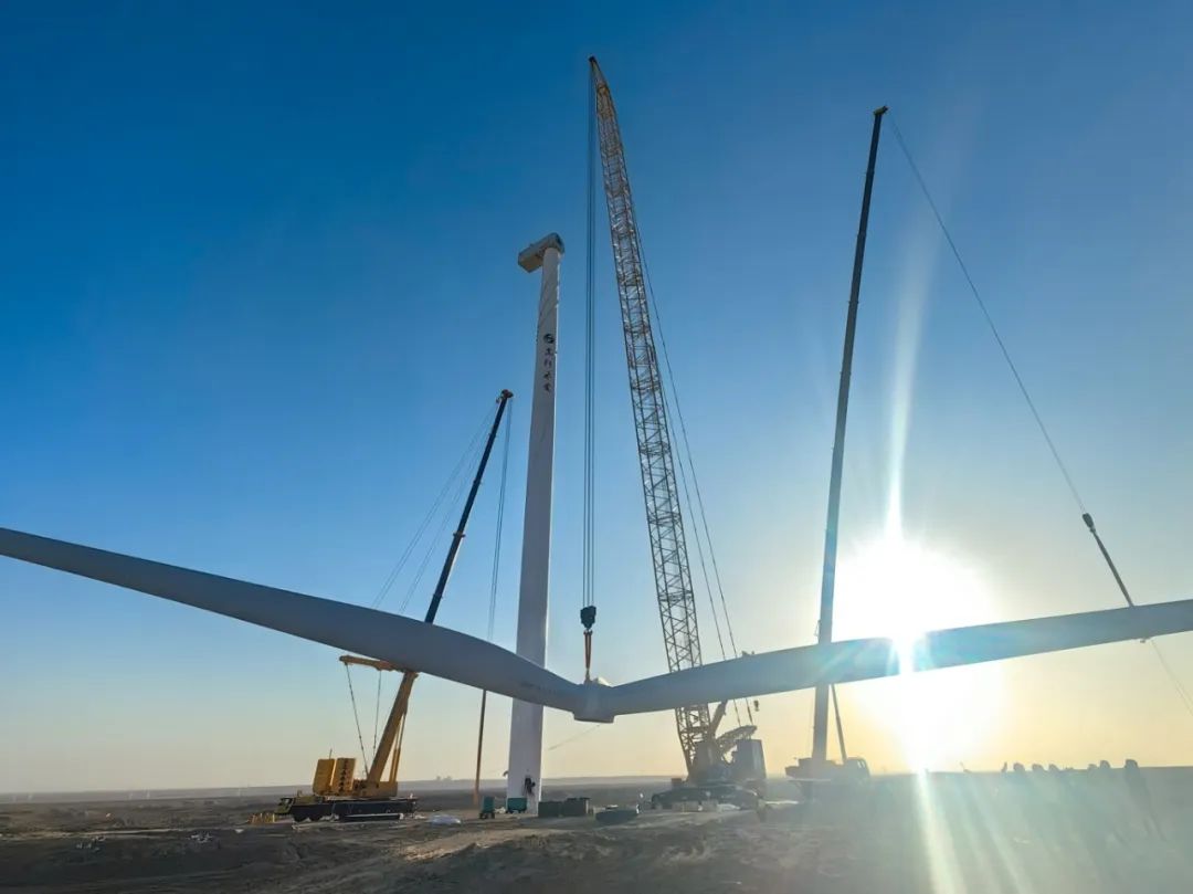 “零误差”！西北戈壁现风电“超等大片”，皇家国际XLC18000M领衔多机协同吊装
