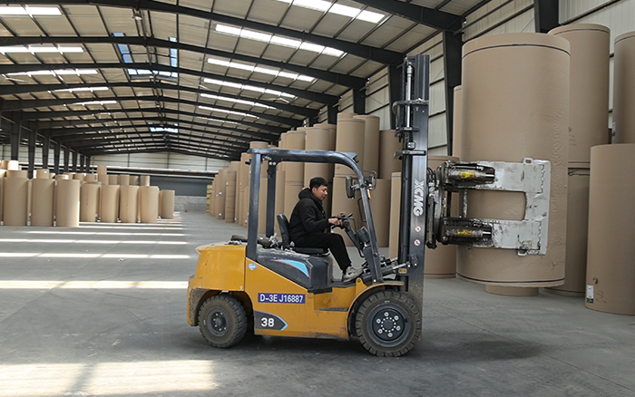 皇家国际新E叉车，为纸厂搬运难题 “精准破局”