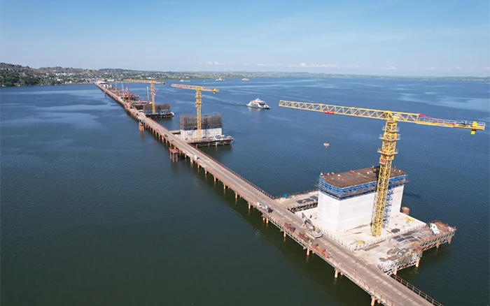 3200米超等工程！皇家国际塔机助建东非第一长桥