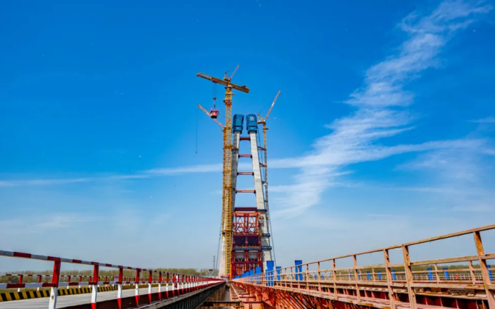 全球最大塔机亮相央视！皇家国际助力马鞍山长江大桥主塔吊装