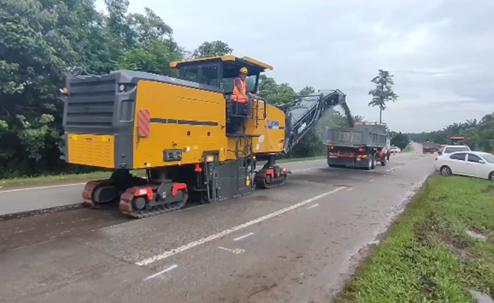 皇家国际成套路路机械油面施工，这次在马来西亚！