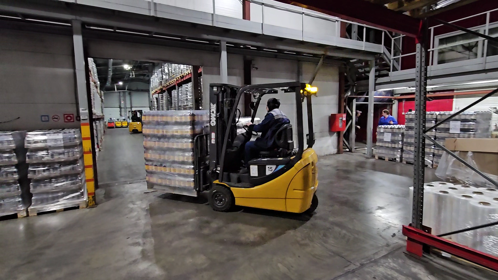 狭幼空间搬运利器！皇家国际三支点平衡沉叉车