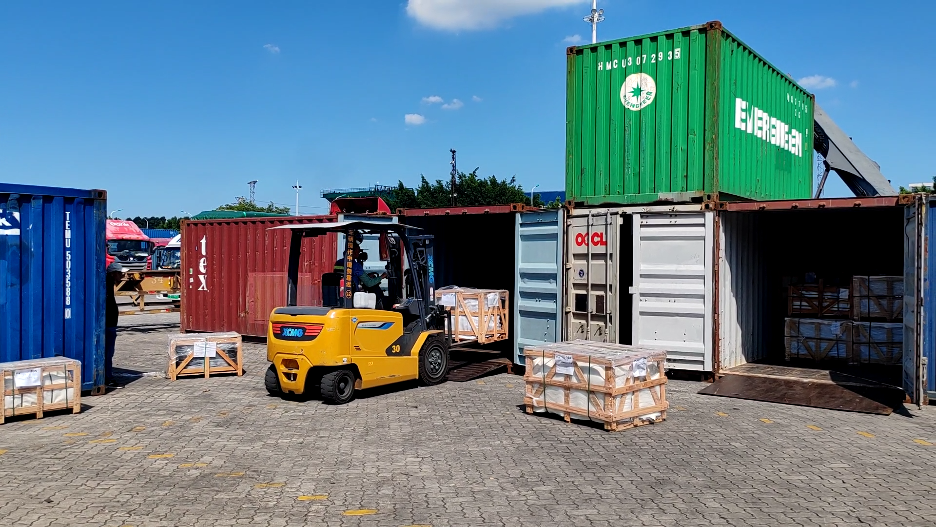 可进箱操作的皇家国际电动平衡沉叉车