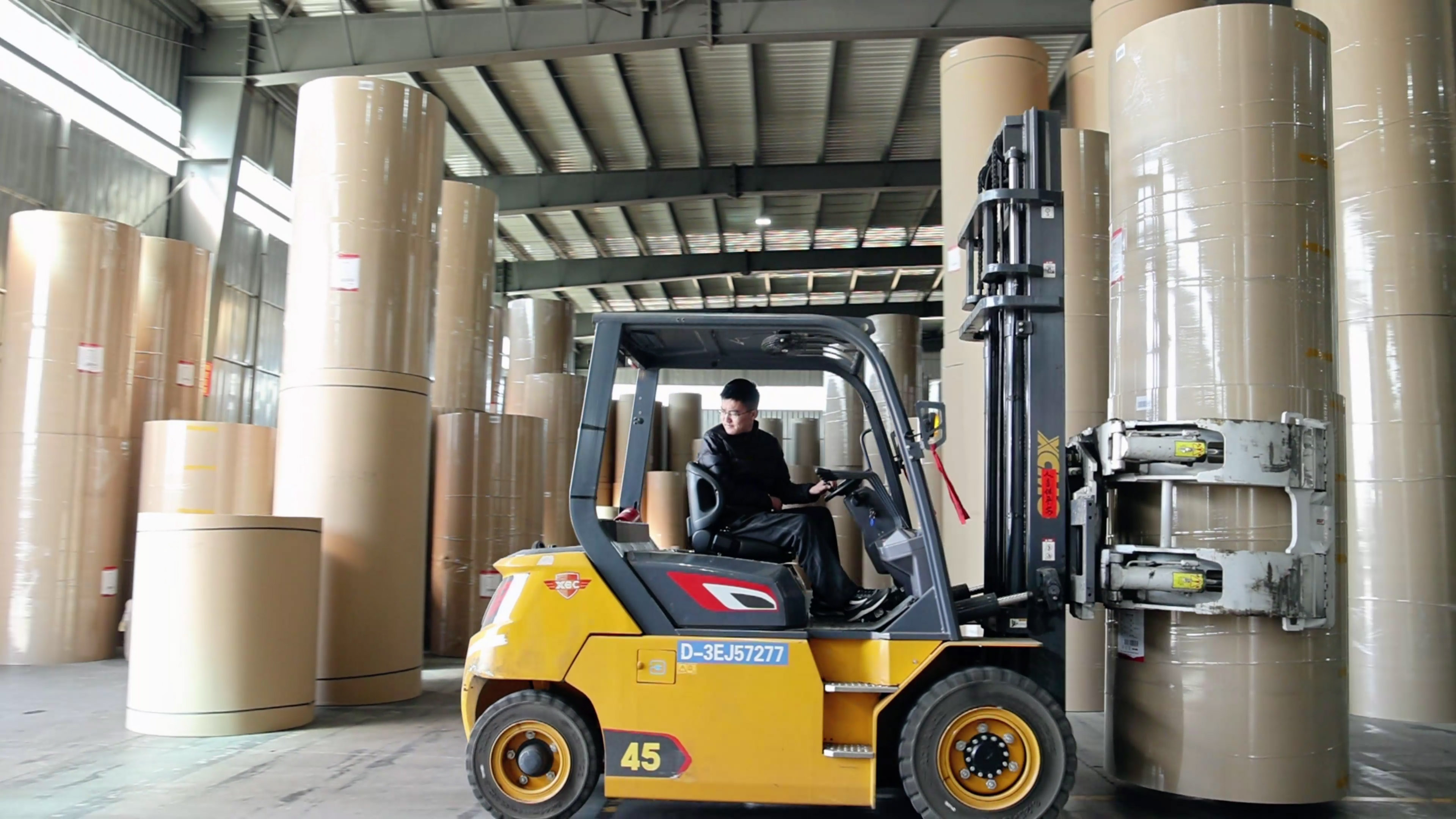 纸卷厂搬运利器，皇家国际孔雀系列高压沉载电动叉车