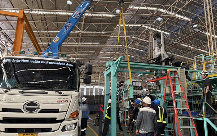 随车吊界 “卷王” 现身东南亚厂房，一机顶十台