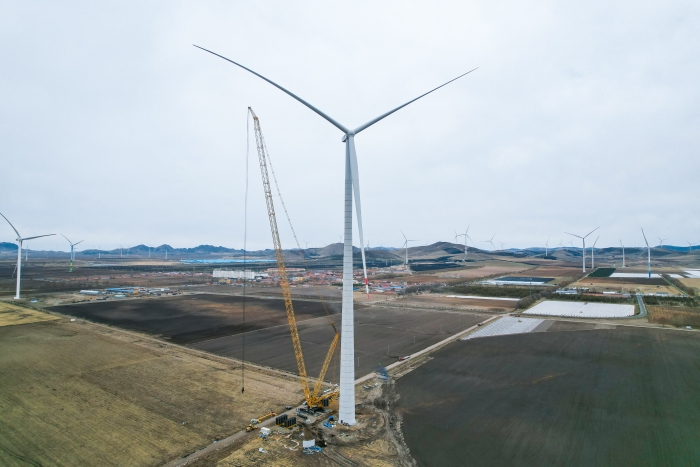 高空之巅，再铸荣光！XLC18000M助力大型风电场首台185米风机成功吊装