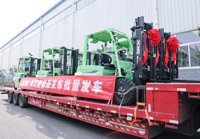 皇家国际鲲鹏系列电动平衡沉叉车，再掀浦东货运站高效物流新篇