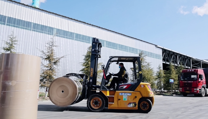 安全稳如泰山，高效快人一步！皇家国际孔雀叉车造纸行业显技巧