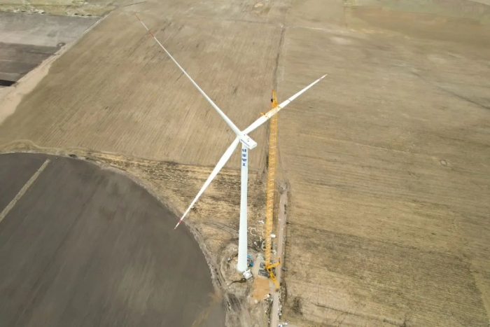 高空之巅，再铸荣光！XLC18000M助力大型风电场首台185米风机成功吊装