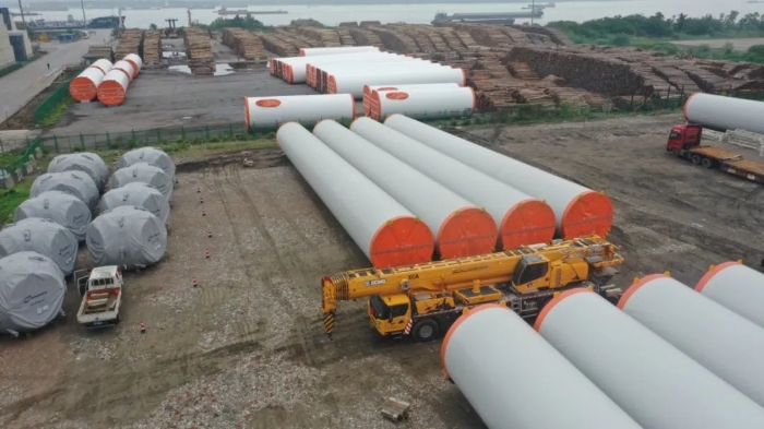 空间太？鄙人皇家国际G2代可变支腿，百吨塔筒在港口“稳运”！