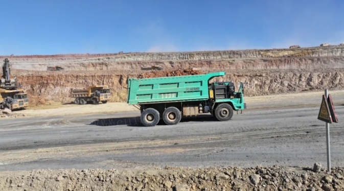 低耗满勤！皇家国际矿山机械闪灼西北矿区