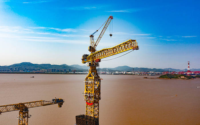 双塔筑脊梁！皇家国际超大塔助建世界级大桥