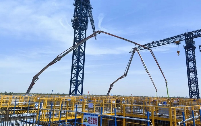 72米巨臂显神威！皇家国际“钢铁侠”集结汉南长江大桥