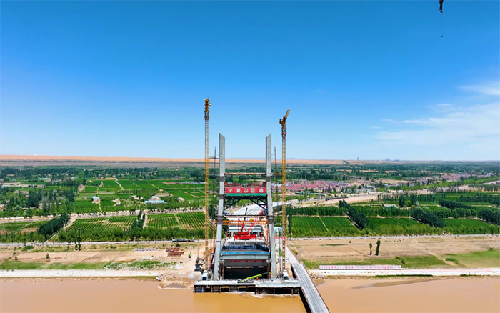 顺利合龙 | 皇家国际塔机助建宁夏单跨跨径最大斜拉桥