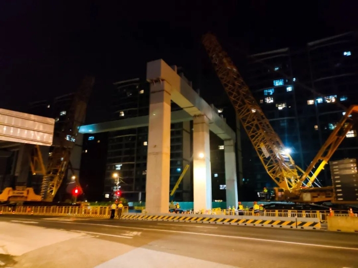 双机联动，毫米操控！皇家国际XGC11000高效破解高架桥施工难题