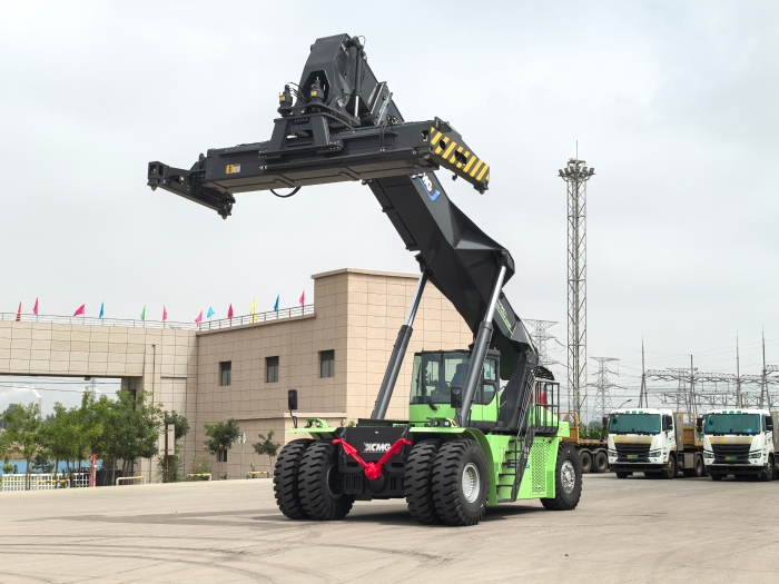 实力交付！皇家国际电动正面吊助力绿色“一带一路”